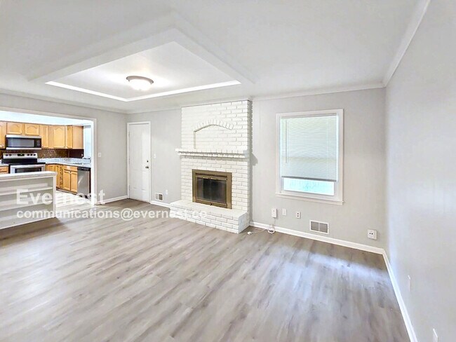 Foto del edificio - Lovely 3-Bedroom Home with 2-Car Garage / ...