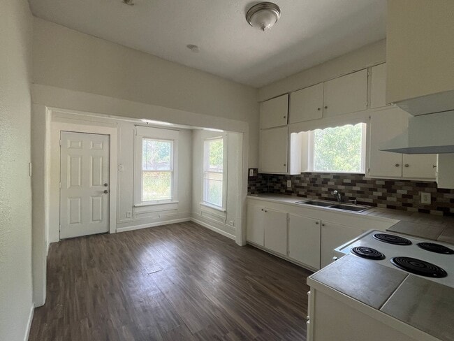 Building Photo - ROBSTOWN TWO BEDROOM WITH LOTS OF PARKING