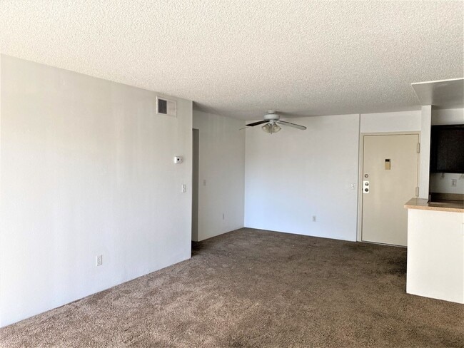 Building Photo - Spacious 2 BD/2 BA Mission Valley Condo