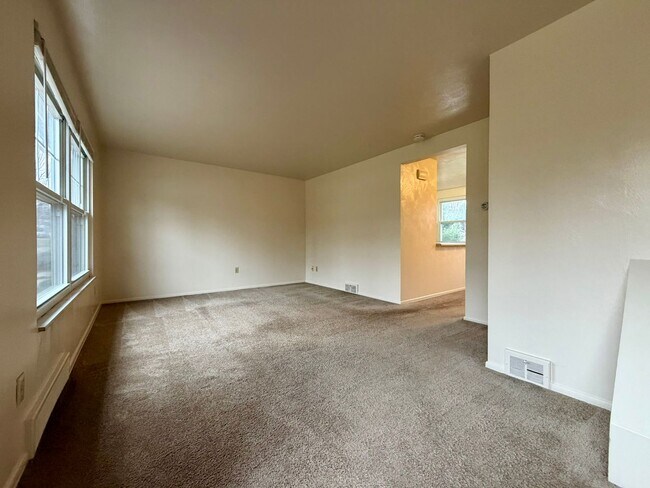 Foto del edificio - Stunning 2 BR Townhouse with Attached Garage! Central A/C & MORE!! CALL TODAY TO SCHEDULE A TOUR!