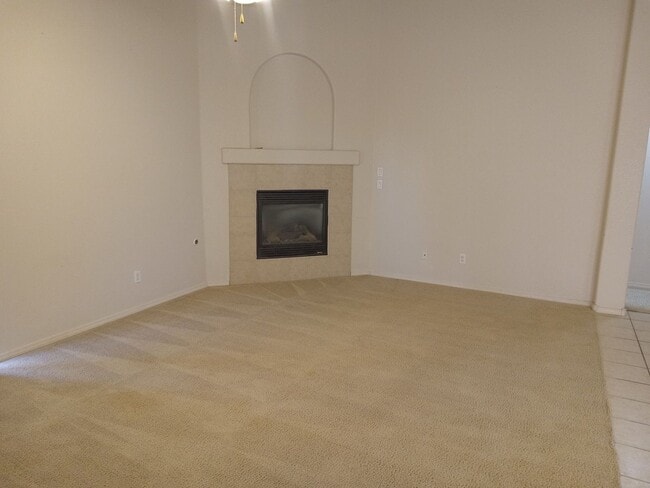 Building Photo - 3 Bedroom 2 Bath Home Located in Rio Ranch...