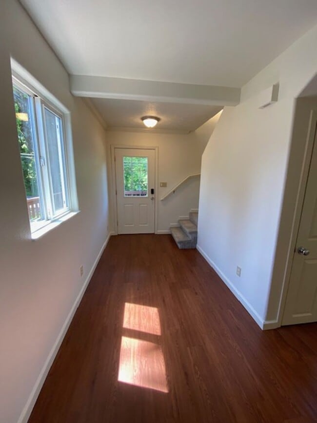 Building Photo - Updated Camas Townhome