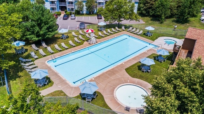 Building Photo - Two Bedroom Signature Style Apartment on t...