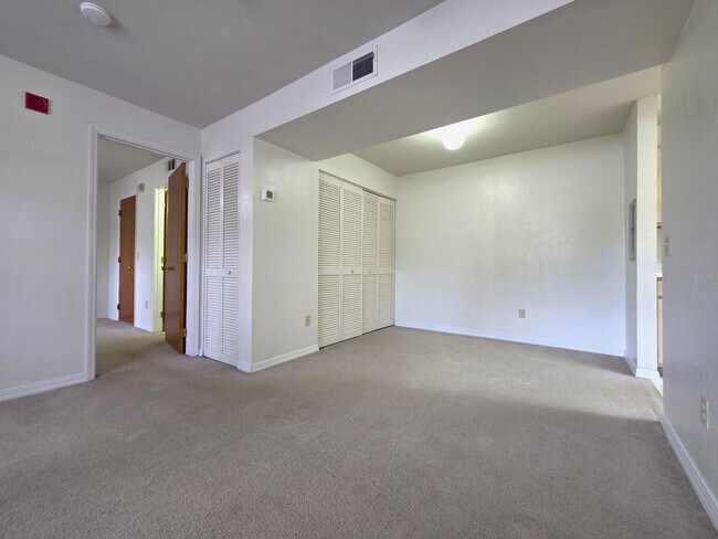 Building Photo - One Bedroom One Bathroom condominium second floor