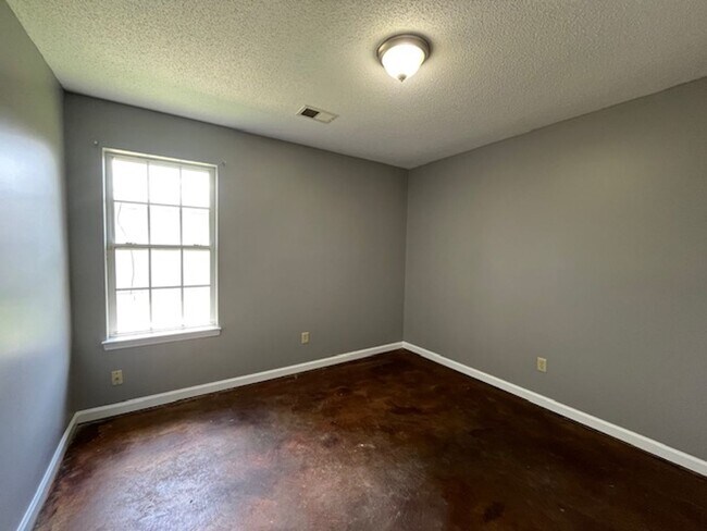 Foto del edificio - Very Nice 3 Bedroom 2 Bath Home with a Fen...