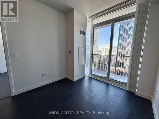 Photo du bâtiment - 8 Eglinton Ave E