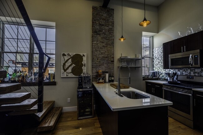 Building Photo - Incredible penthouse available!  Available Now