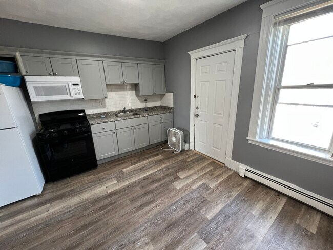 Building Photo - 252 Aspinwall Ave