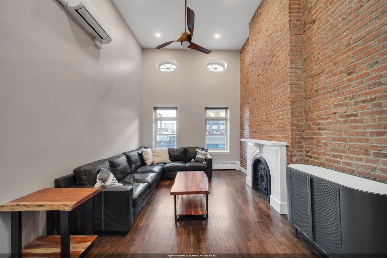 Primary Photo - 214 9th St