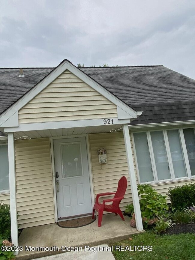 Building Photo - 921 Woodgate Ave