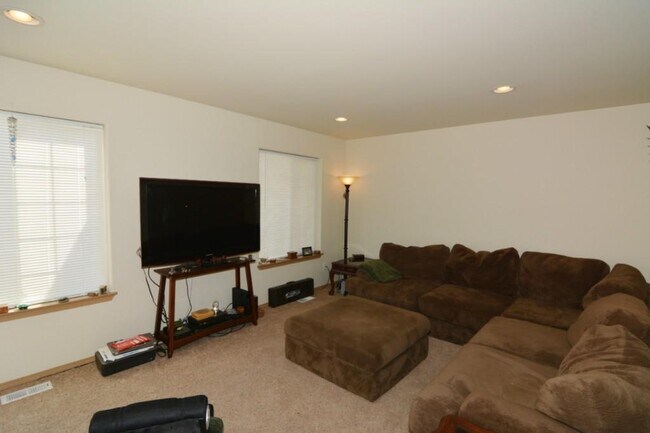 Building Photo - 512 Hazel St. #B