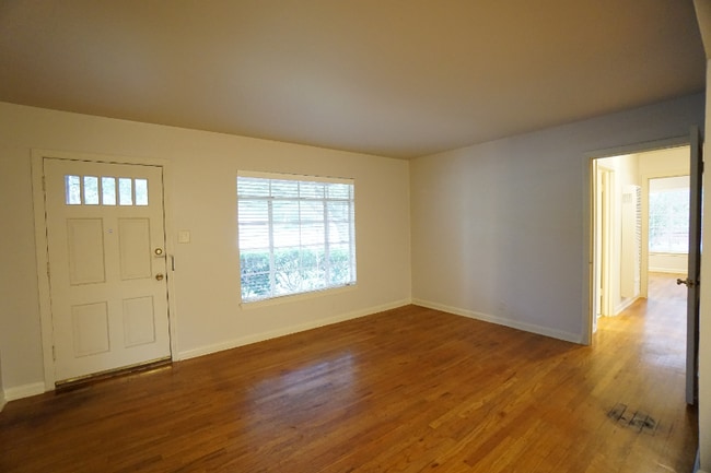 Building Photo - 322 Altgelt Ave