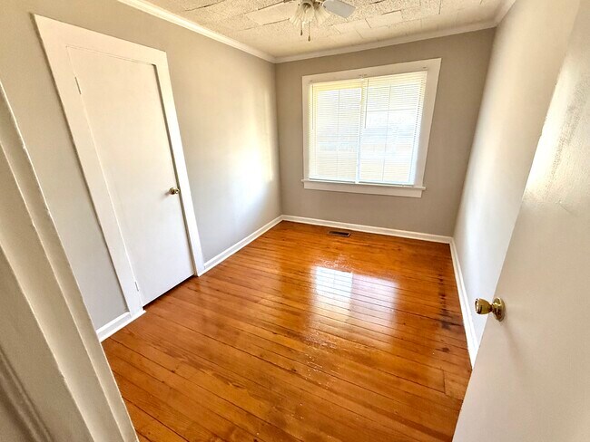 Foto del edificio - 100 Bowen Cir