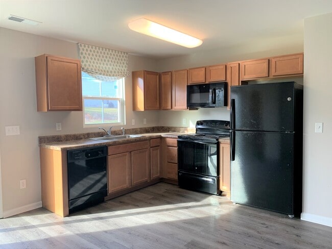 Kitchen - 275 Hollandale Rd