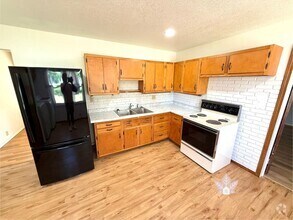 Building Photo - 916 W Bannister Dr