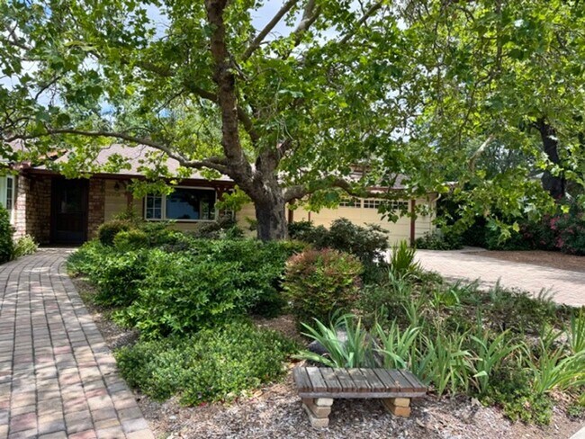 Building Photo - Charming single level 4 bedroom, 2 bath Lafayette home-Move in ready!