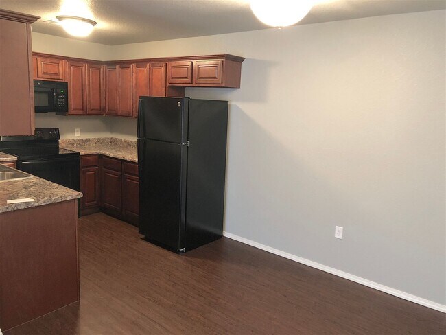 Building Photo - 3 bed 2 bath duplex in Alma.