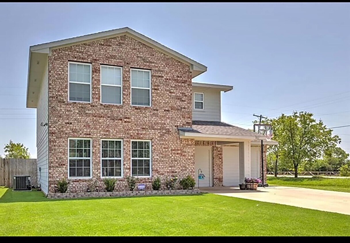 Primary Photo - Great 3 Bdrm 2 Bath Home in Gainesville Tx