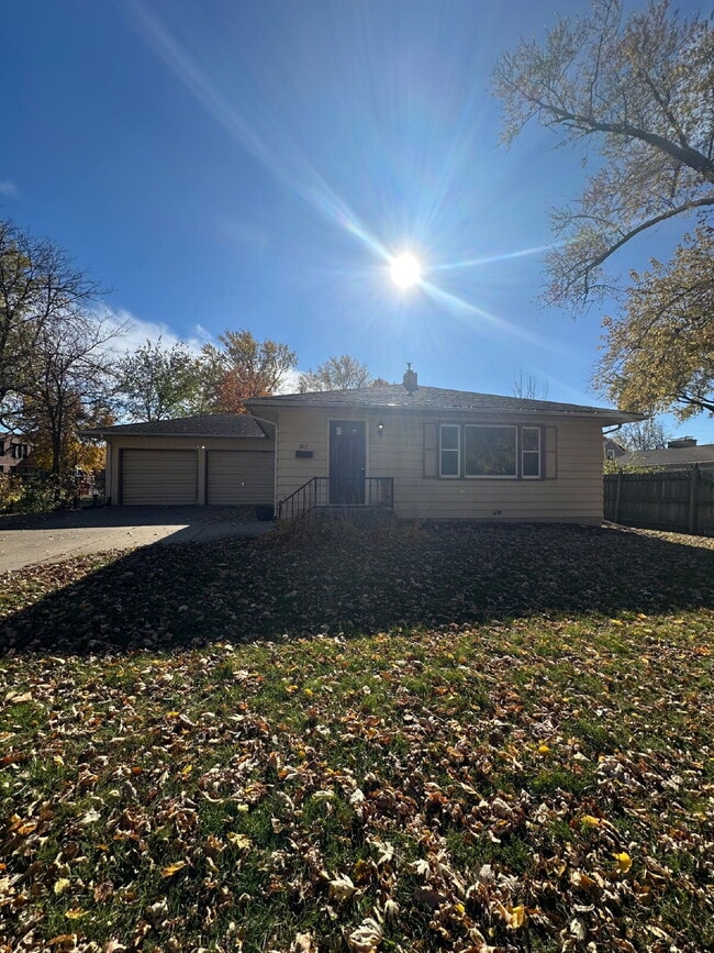 Building Photo - 1112 E Memorial Dr