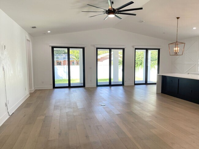 Foto del edificio - Beautiful South Tampa 4BR/3BA Home with 2 ...