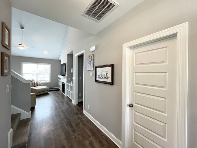 Foto del edificio - Private 4BR, 2.5BA Home with Modern Finishes, Back Deck and Large Yard, on a Nearly Half Acre Lot