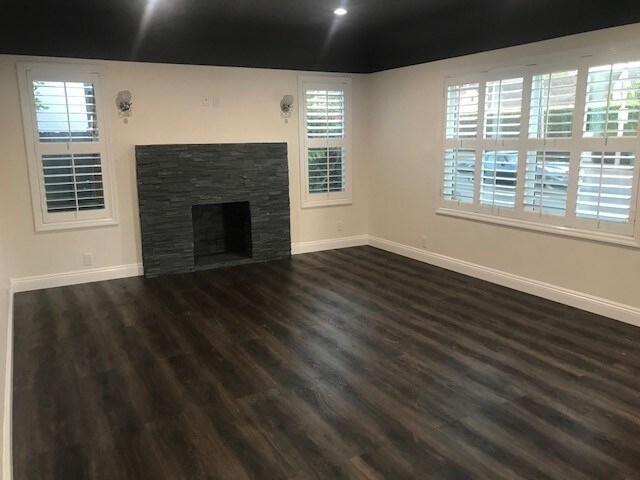 Chimenea decorativa en la sala de estar - 6415 Melrose Ave