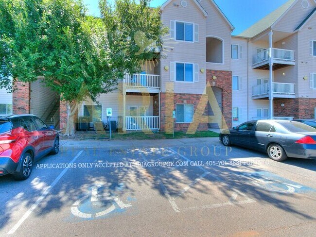 Building Photo - 2 BED 2 BATH EDGE CONDO!