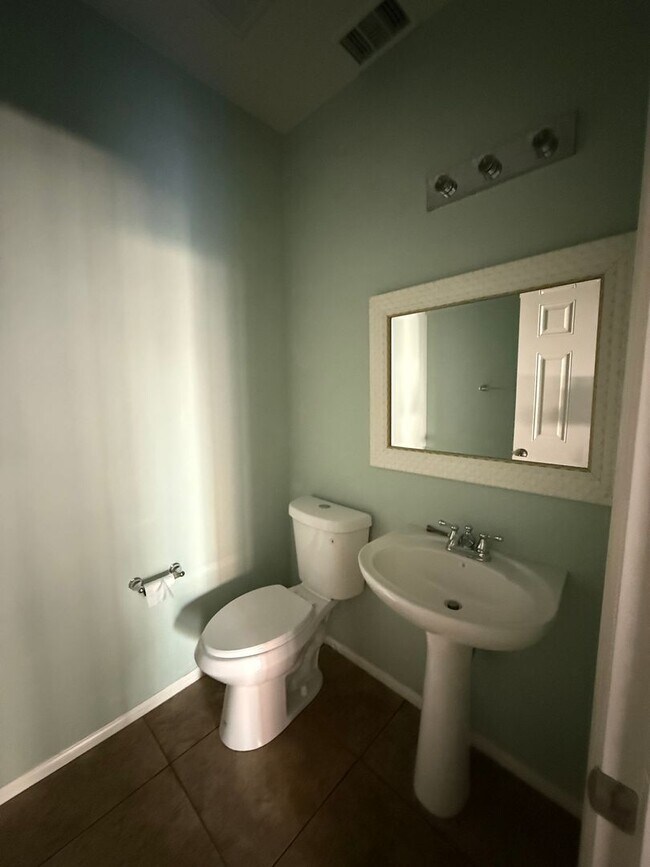 Foto del edificio - 3 bed, 2 1/2 bath townhome in Moorpark