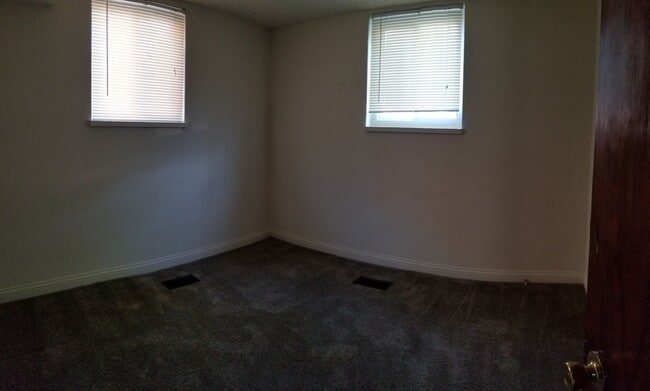 Building Photo - Cozy 2 Bedroom Apartment Available!
