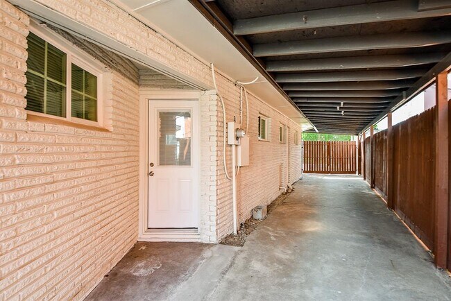 Building Photo - 2509 Oakcliff St
