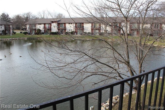 Foto del edificio - 7595 Woodview St