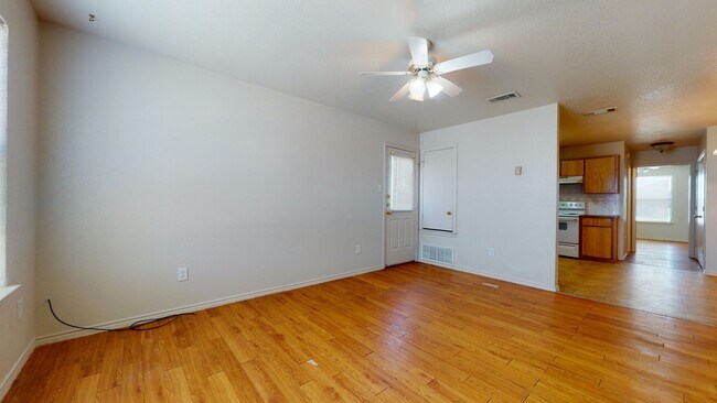 Building Photo - Convenient location 3 bedroom 2 bath townh...