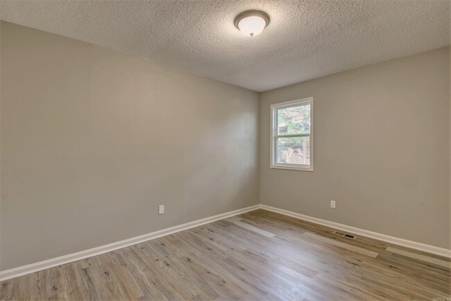 Building Photo - 1900 Labette Manor Dr