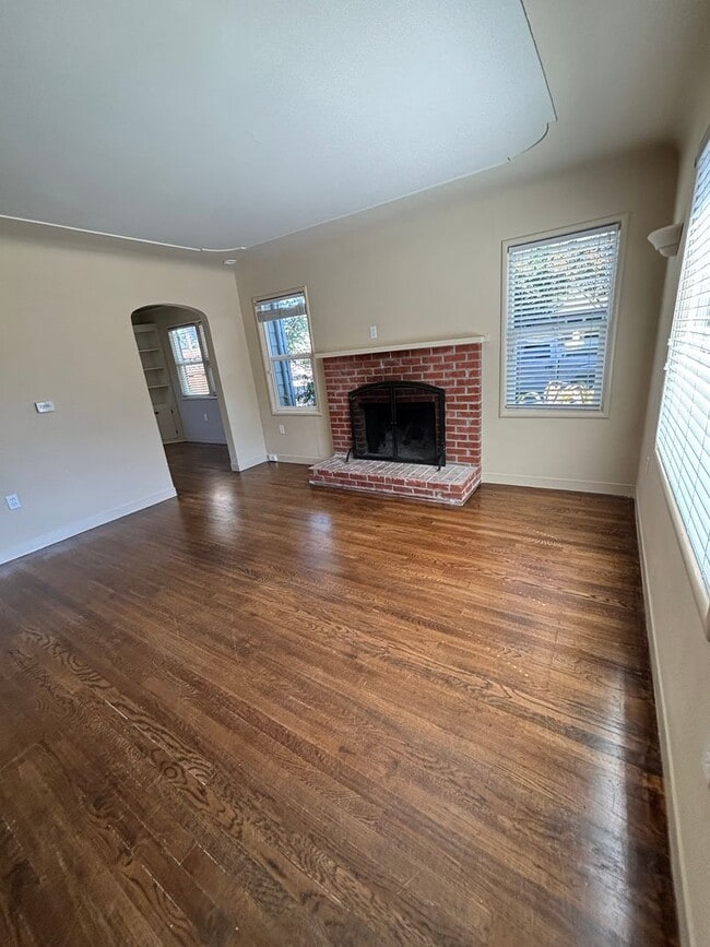Building Photo - 2 Bedroom 1 Bath Family Home