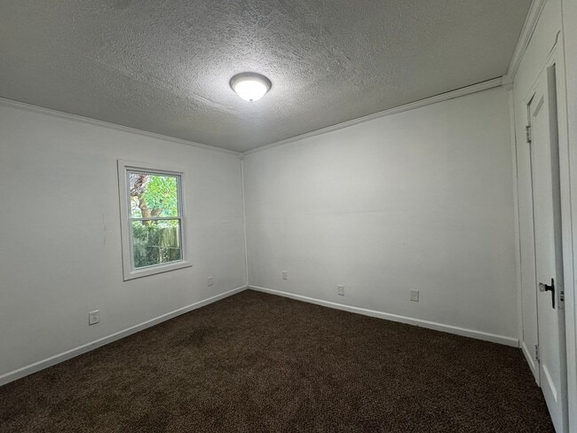 Building Photo - 2324 E Riverside Dr