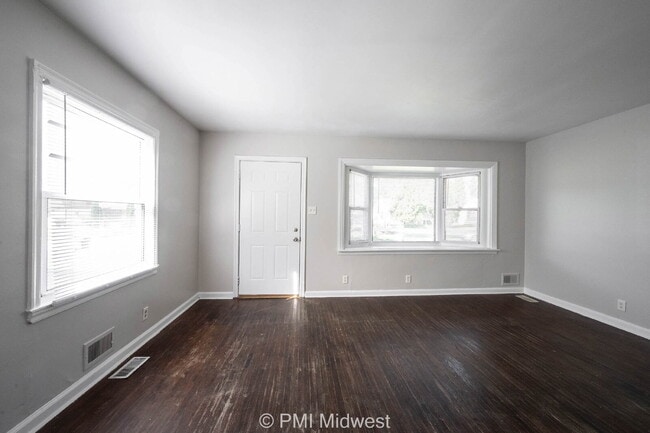 Building Photo - "Charming 3-Bed Home with Gleaming Hardwoo...