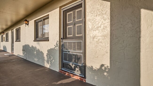 Foto del edificio - 2bed/1bath Ground Floor Unit Available Now...