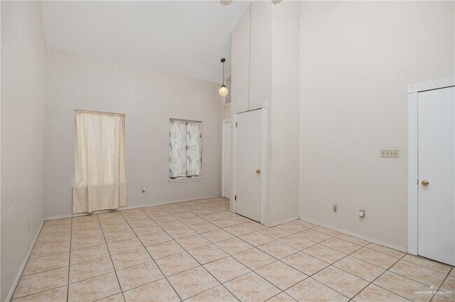 Foto del edificio - 14 Evergreen Ave