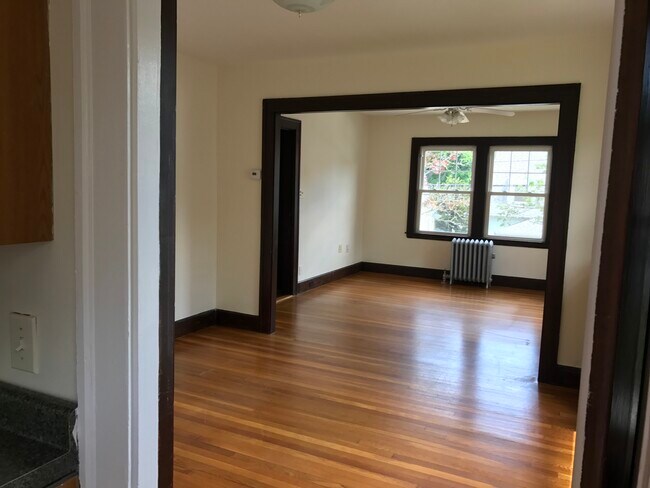Desde la cocina mirando hacia el comedor/sala de estar. - 147 Farrington St
