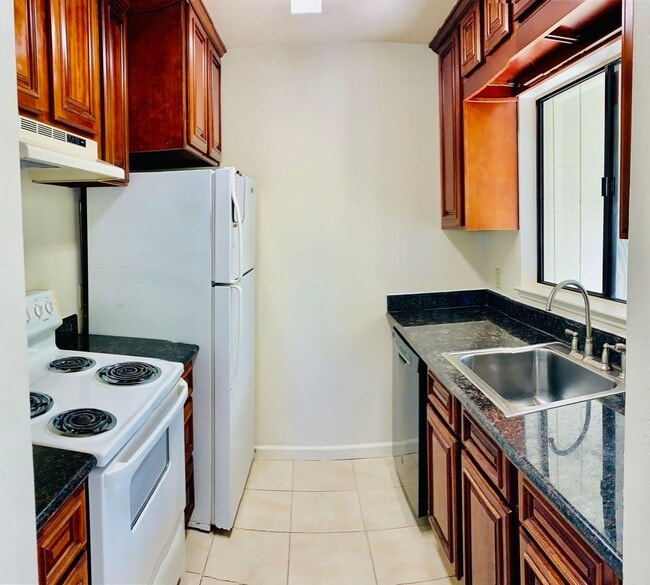 Building Photo - 3033 Kaiser Dr