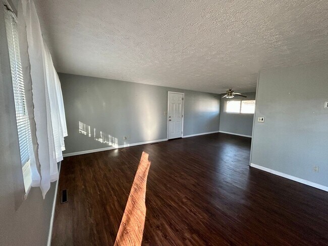 Foto del edificio - 3 bed 1 bath close to shopping, schools, parks and more!