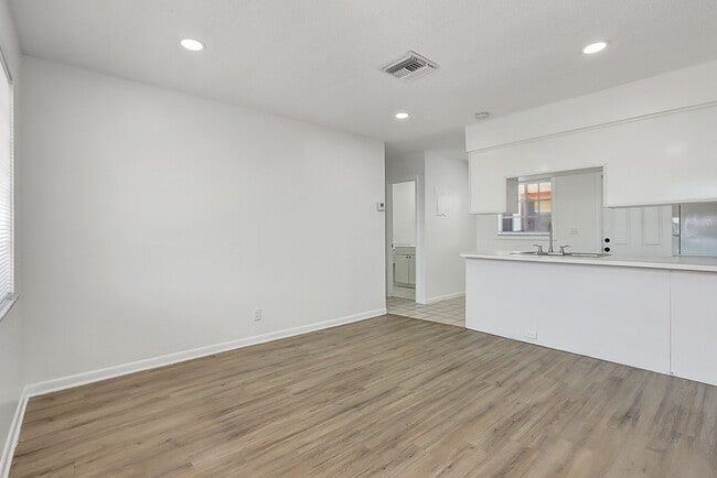 Building Photo - 350 NE 25th Ct