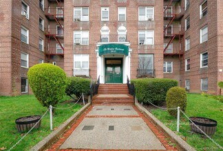 Building Photo - 143-25 84th Dr