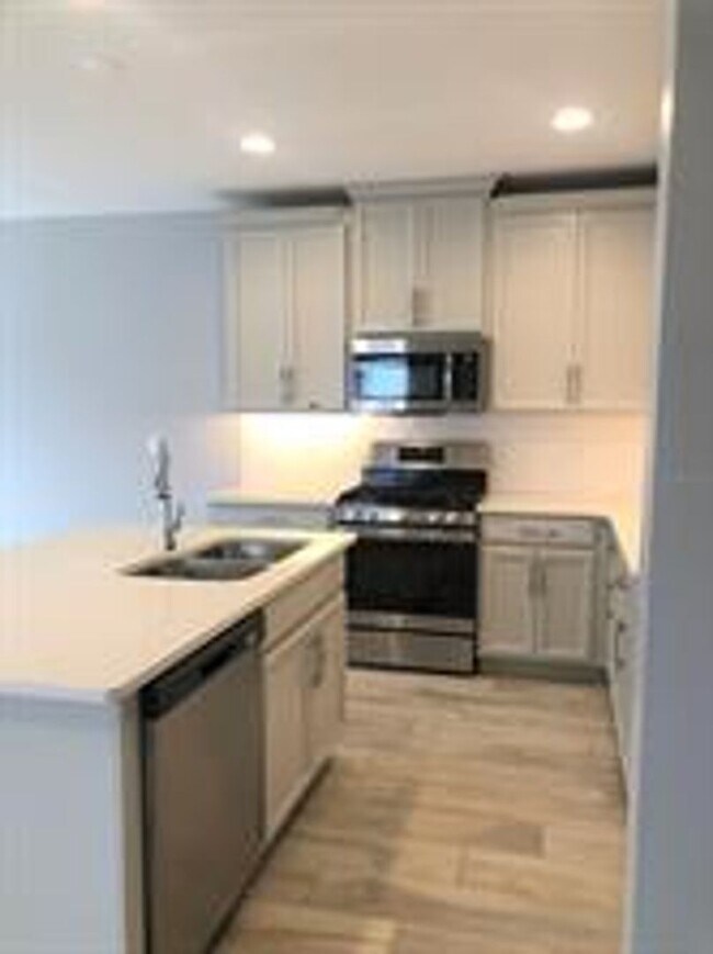 Building Photo - 4 Bedroom / 3 Bath End-Unit Townhome in the Towns at White Cedar!