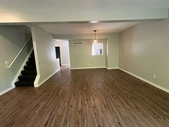 Building Photo - 3-Bedroom Townhome
