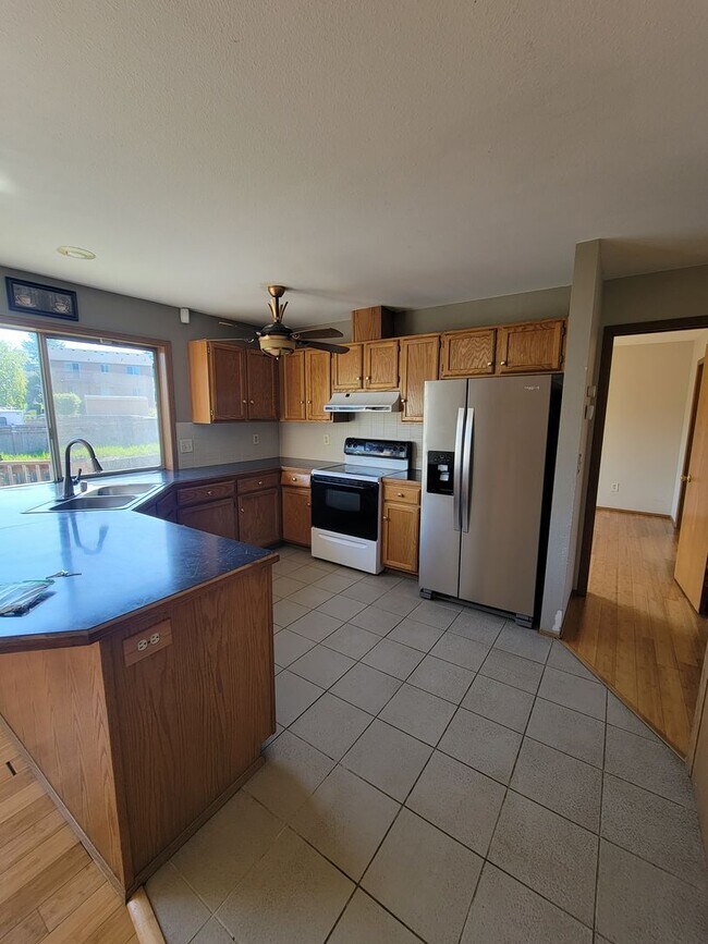 Foto del edificio - 3 bedroom home with 2 car garage built in ...