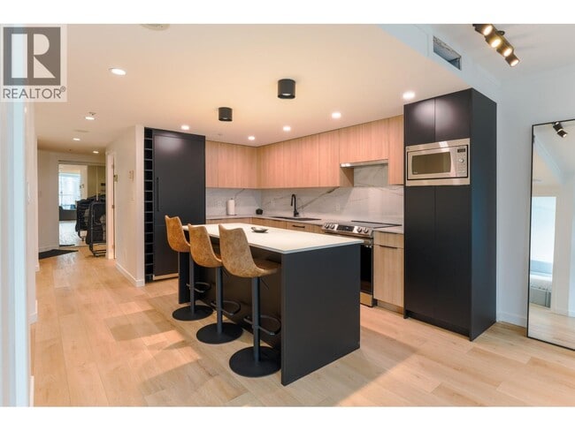 Building Photo - 1050 Burrard St