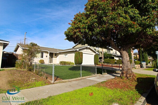 Building Photo - $2,995-Spacious 2 Bedroom 1 Bath home with...