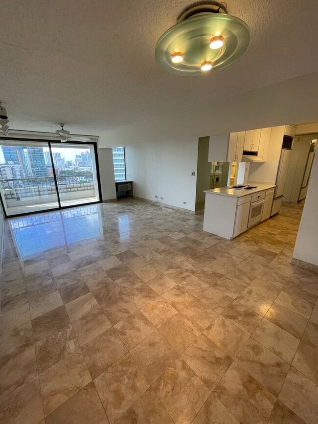 Building Photo - 2 bed, 2 bath at the Marco Polo. Dont miss...