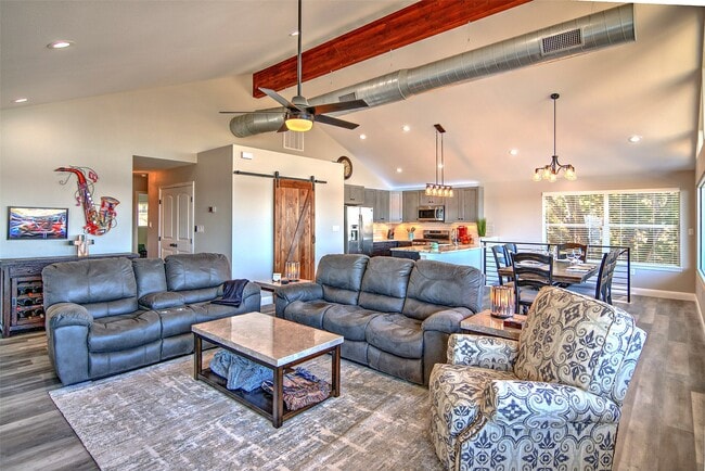 Foto del edificio - 1526 Lakeside Dr W